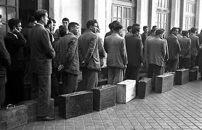 Inmigrantes gallegos a su llegada a Sudam�rica. Archivo