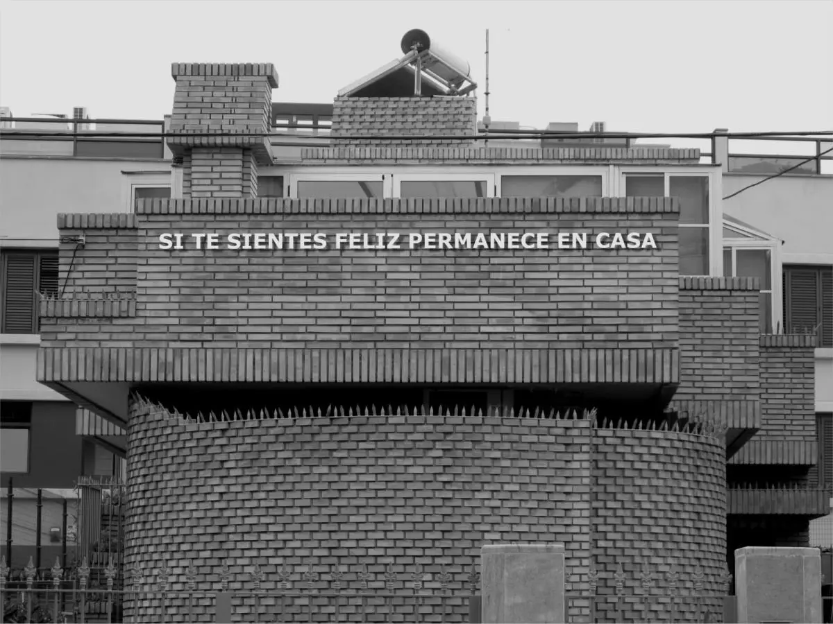 Francis Naranjo, 2012. emSi te sientes feliz permanece en casa/em. Fotograf�a digital. Cortes�a