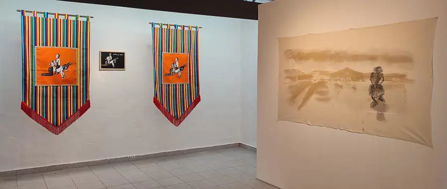 Antonio Guzm�n.em Calco y copia/em, 2022. Instalaci�n. Juan Castillo, emS/T,/em 2022. Pintura en t�. Cortes�a