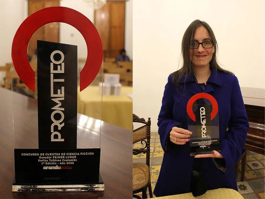 El trofeo y Karina To��nez Costani�n, ganadora del primer premio. Cortes�a