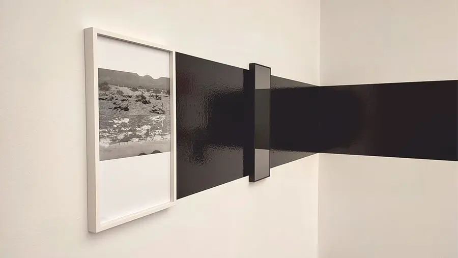 Francis Naranjo. emR�plica/em, 2022. Instalaci�n con fotograf�a, cuarzo, espejo negro y vinilo. Cortes�a del artista