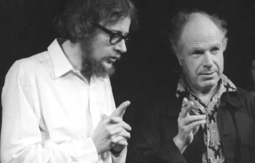 Peter Brook (derecha). Cortes�a