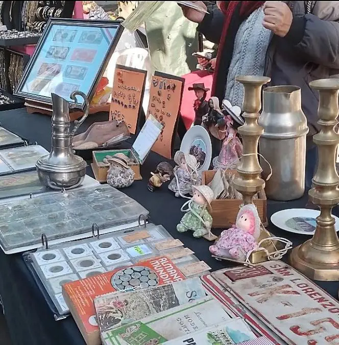 Mercado de pulgas en el Centro Hist�rico de Asunci�n. Cortes�a