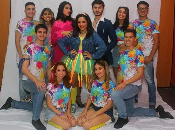 Elenco de emLa chica de las margaritas 2/em. Cortes�a
