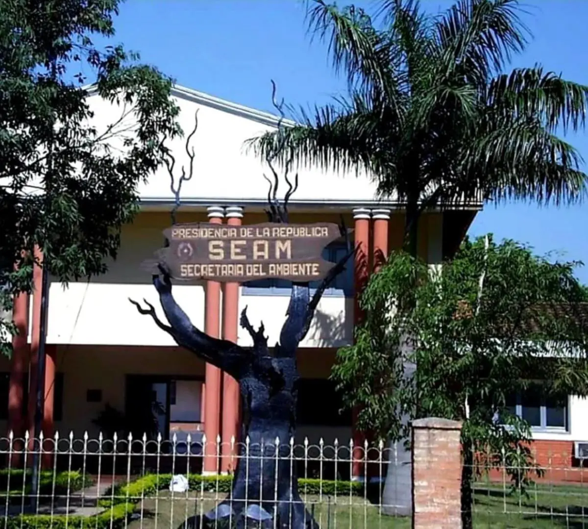 Obra de Hermann Guggiari emplazada en el predio de la SEAM. Cortes�a
