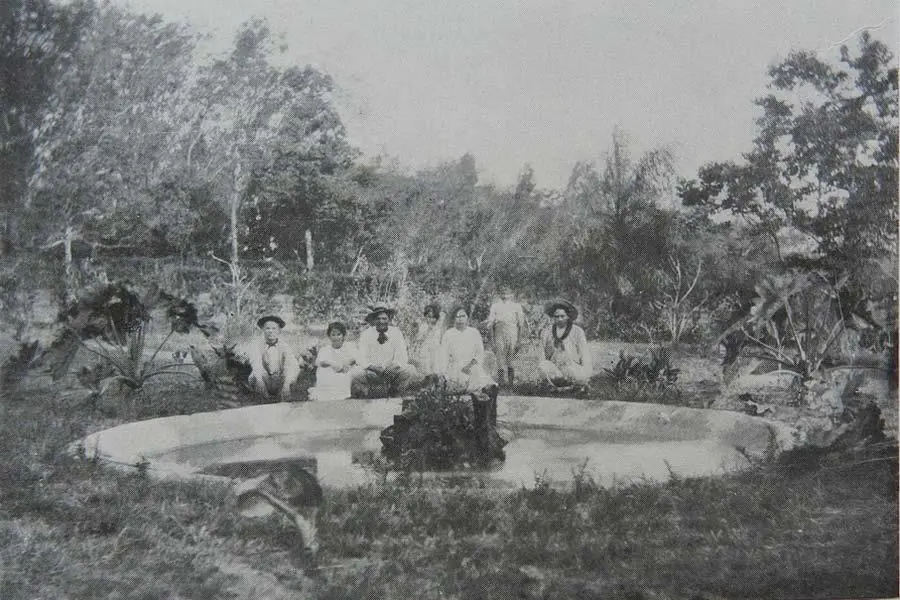 Jardín con fuente de agua, próximo a la emCasa Alta/em, ca. 1900. Fuente: Monte Domecq