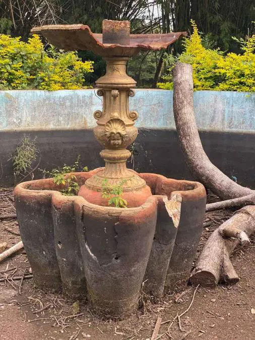 Ruinas de la fuente del jardín emKamba'i/em, importada a inicios del siglo XX de Val D'Osne, París. Fuente: Archivo de la Cátedra Historia de la Arquitectura del Paisaje en Paraguay (FADA-UNA)