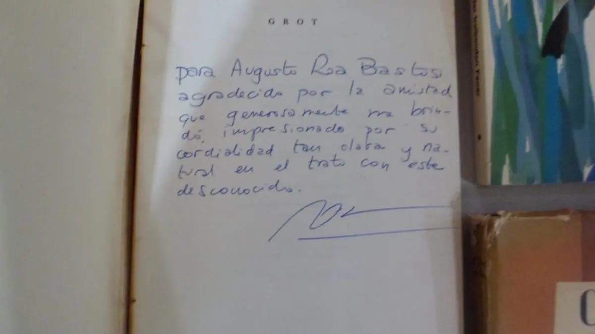 Uno de los libros de la biblioteca rescatada. Cortes�a Carla Daniela Benisz