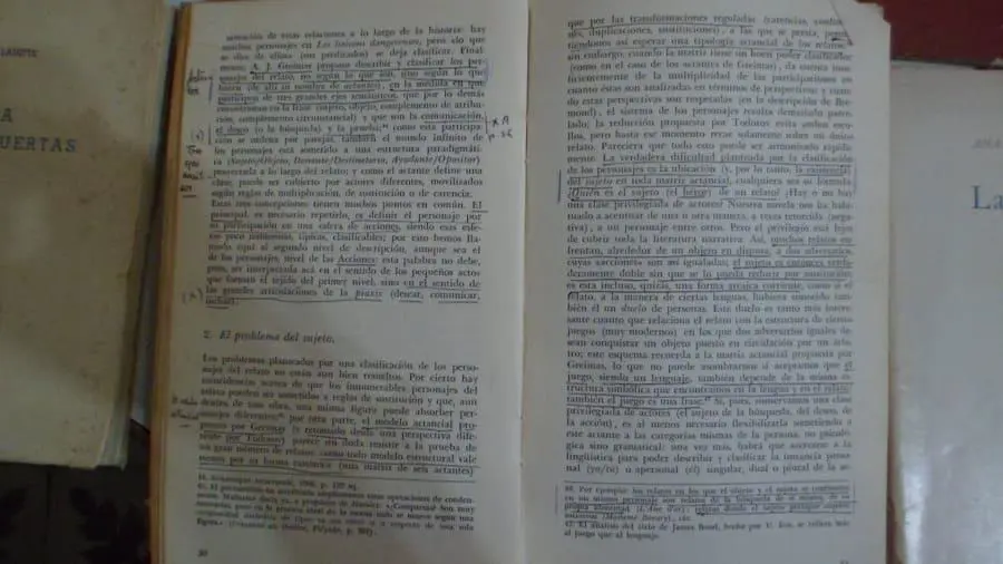 Marcas y notas del escritor sobre uno de los libros. Cortes�a Carla Daniela Benisz