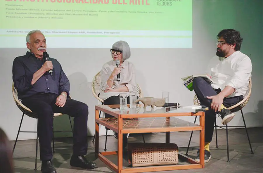 emColoquio./em Ticio Escobar, Adriana Almada y Paulo Miyada. Cortes�a