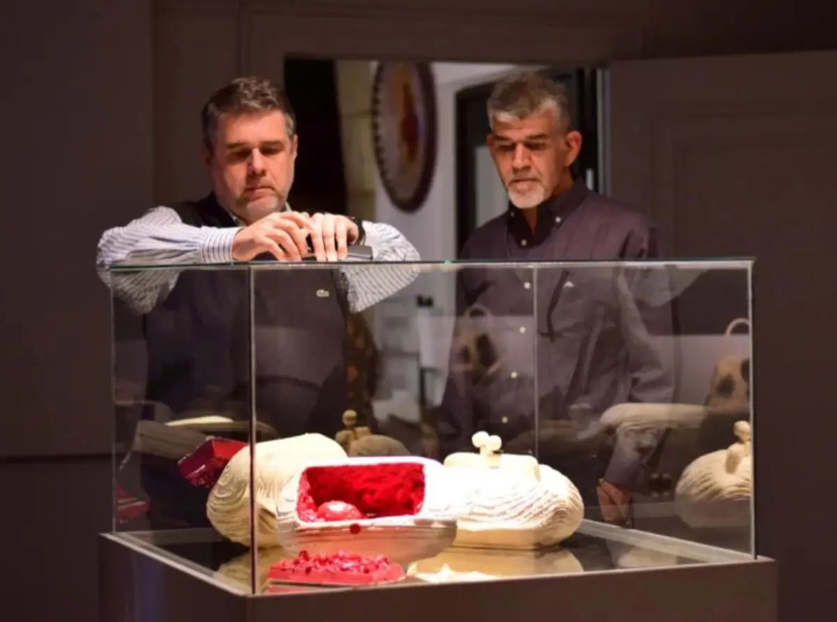 Galer�a Exaedro,em Clandestinas, /emexposici�n de Carlo Spatuzza. El artista con Toni Roberto. Cortes�a