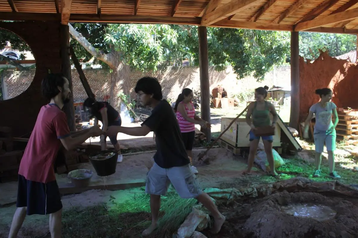 Proceso de la bioconstrucci�n de la Escuela. Cortes�a