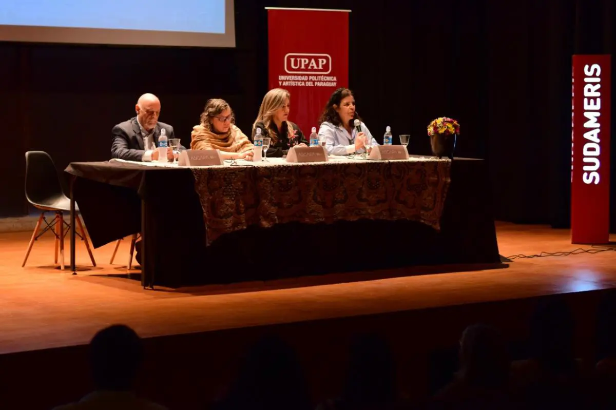 Jos� Enrique Schroeder, L�a Colombino, Laura Gonz�lez y Carmen Rivarola. Cortes�a