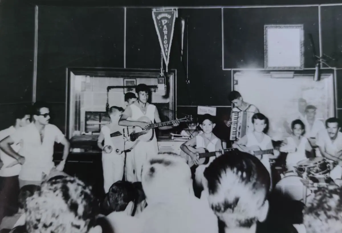La Baby Jazz en pleno, en la fonoplatea de Radio Paraguay. Cortes�a