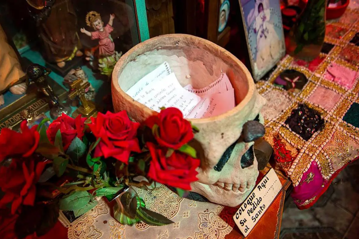 Fernando Allen, altar de San La Muerte. Cortes�a