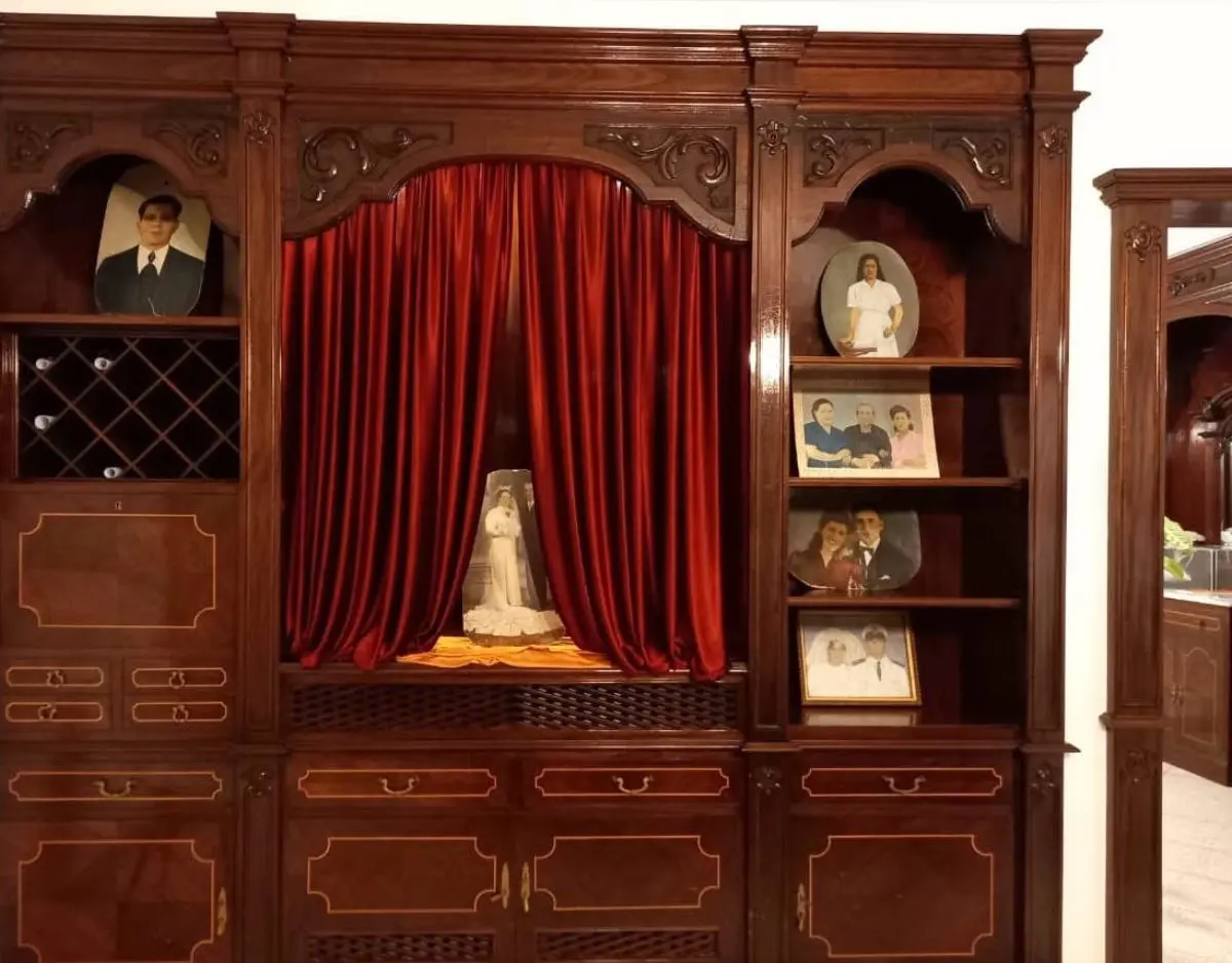 Fredi Casco. Detalle de emEl Salón Ámbar/em, 2022. Instalación. Cortesía