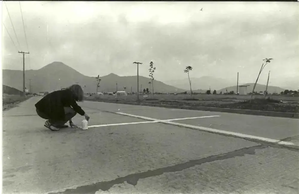 Lotty Rosenfeld. emUna milla de cruces sobre el pavimento,/em 1979 � Mundo Performance. Cortes�a