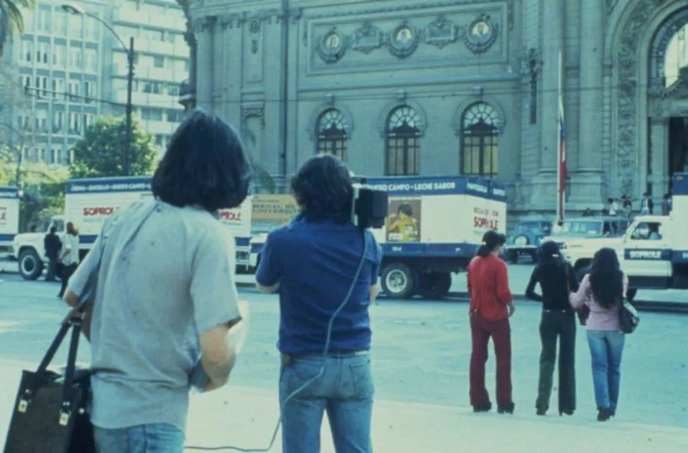 emInversi�n de escena/em, intervenci�n del Grupo CADA frente al Museo de Bellas Artes de Chile, 1979 � Proyecto IDIS de la Facultad de Arquitectura, Dise�o y Urbanismo de la Universidad de Buenos Aires. Cortes�a