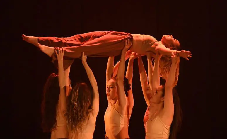 emA vuelo raso/em, dirigida por Tatiana Mersan, 2022. Cortes�a