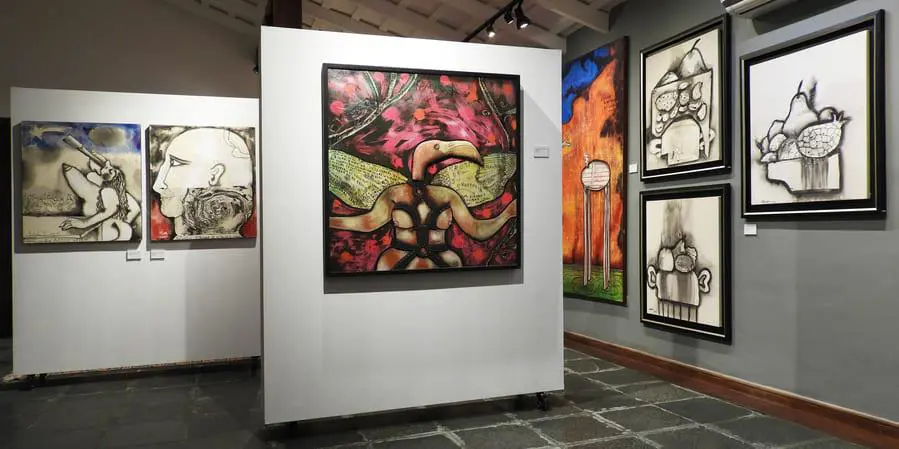 Galer�a Matices, vista de sala. Obras de Ricardo Migliorisi. Cortes�a