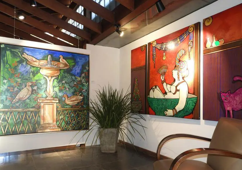 Galer�a Matices, vista de sala. Obras de Ricardo Migliorisi. Cortes�a