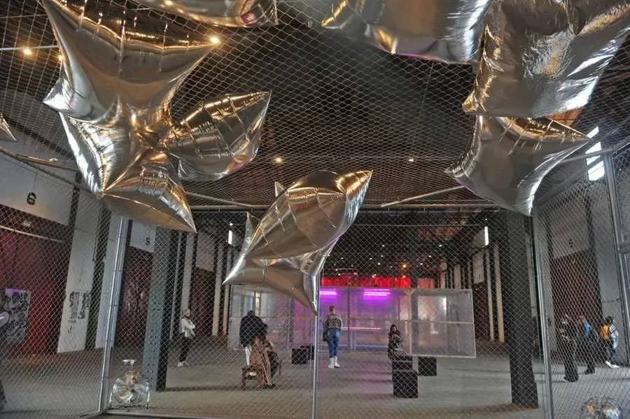 Marilá Dardot, emZero Tolerance Silver Clouds/em, instalación © Alina Souza (Correio do Povo)