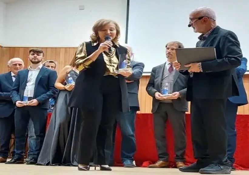 Berta Rojas recibiendo la emGuitarra de oro/em. Cortes�a