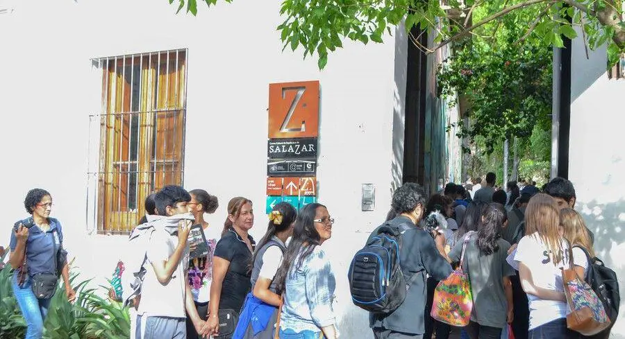 Ingresando al Centro Cultural Juan de Salazar. Cortes�a