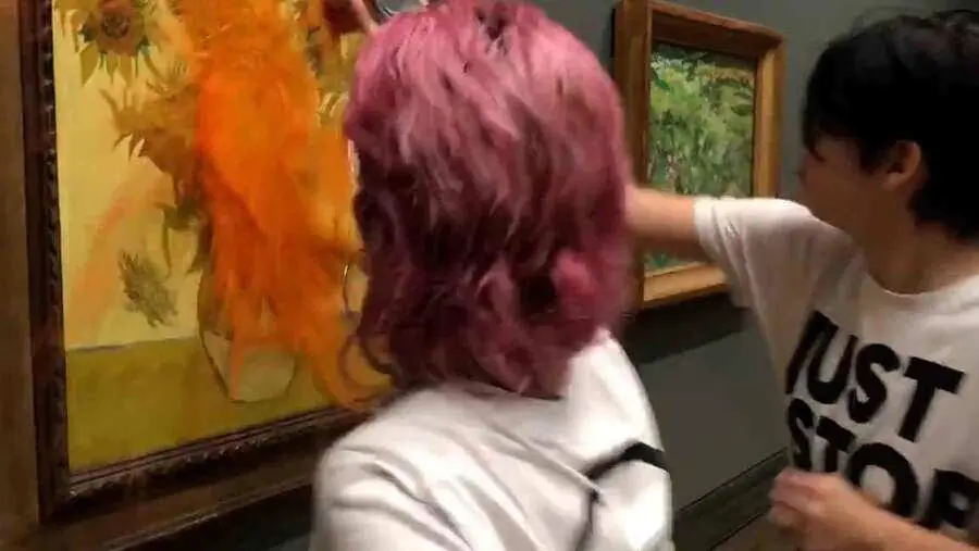 Activistas de emJust Stop Oil/em lanzando sopa de tomate al cuadro de Van Gogh. Cortesía
