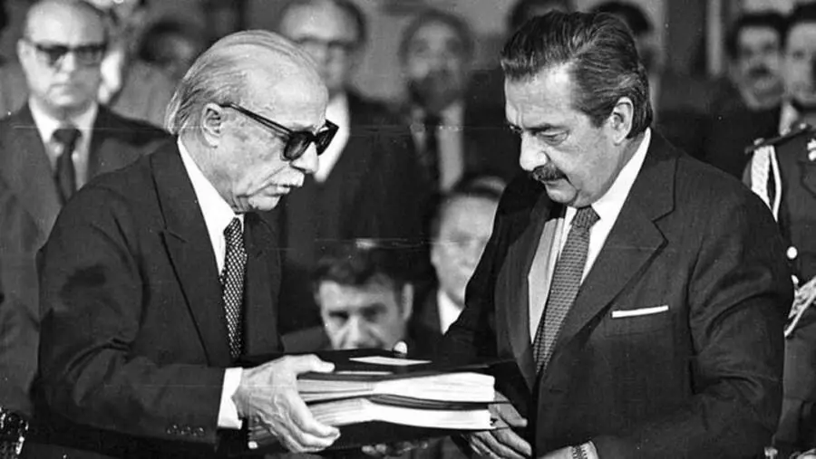 Ernesto S�bato entrega al presidente Ra�l Alfons�n el informe final de la CONADEP, el 20 de septiembre de 1984. Archivo