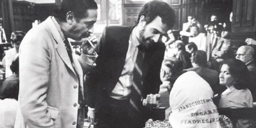 Los fiscales junto a Madres de Plaza de Mayo durante el Juicio a las Juntas. Archivo
