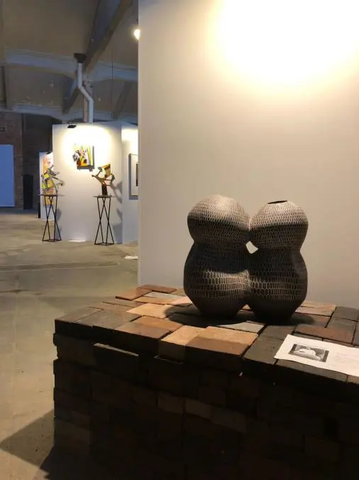 Ox�geno Feria de Arte. Pieza de Jorge Enciso en primer plano. Cortes�a