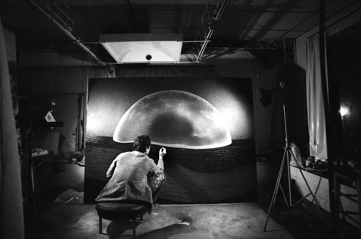 Aldo Sessa trabajando en su obra emCosmogon�as./em Cortes�a