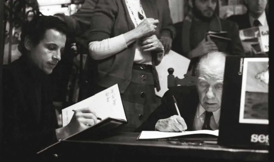 Aldo Sessa y Jorge Luis Borges firmando ejemplares de la primera edici�n, 1976. Cortes�a