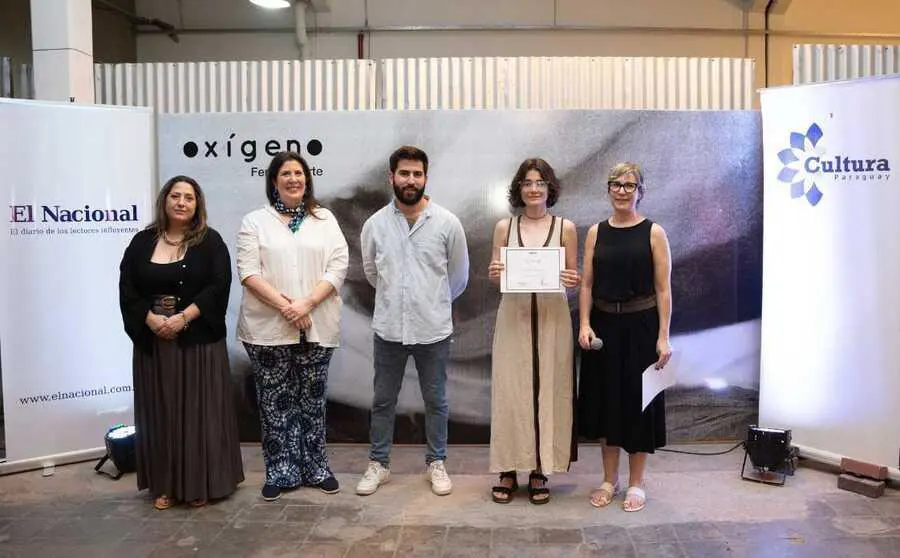Camila Bonamigo recibiendo su premio. Cortes�a