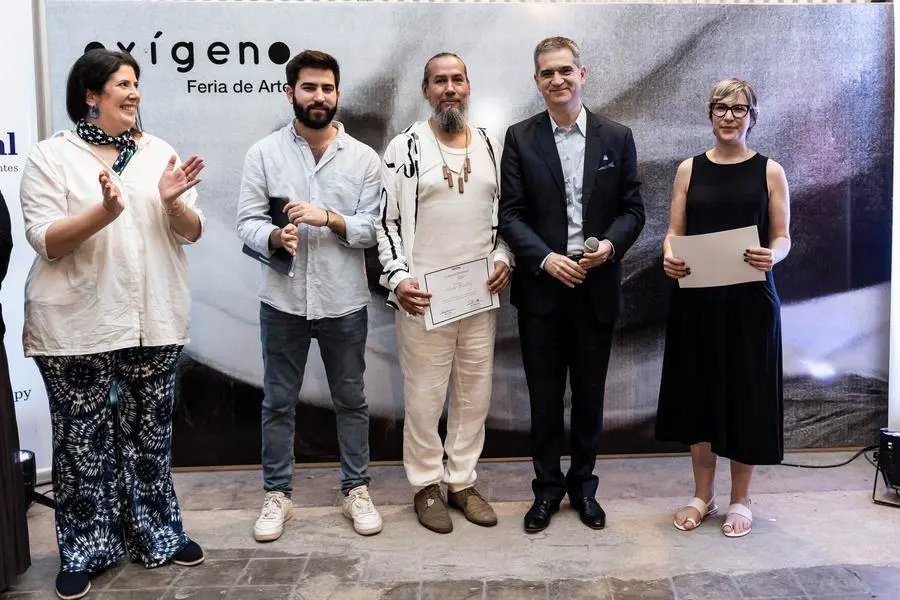 Marcos Ben�tez recibiendo el Premio Colecci�n Mendonca. Cortes�a
