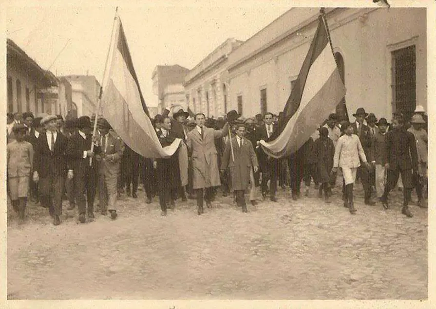 23 de octubre de 1931. Manifestaci�n en las calles de Asunci�n. Cortes�a