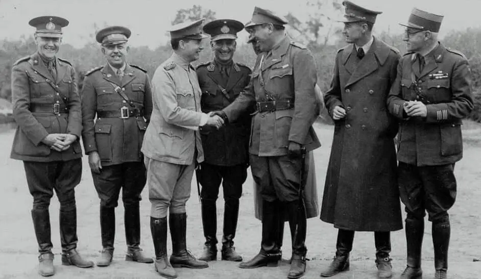 Los generales Jos� F�lix Estigarribia (Paraguay) y Enrique Pe�aranda (Bolivia), al centro, rodeados de altos oficiales: Francisco Campos (Uruguay), Leyton de Carvalho (Brasil), Rodolfo Mart�nez Pita (Argentina), Carlos Fuentes (Chile), John Weeks (EE.UU.) y Germ�n Ya�ez (Per�). Fuente: Ministerio de Defensa. Cortes�a