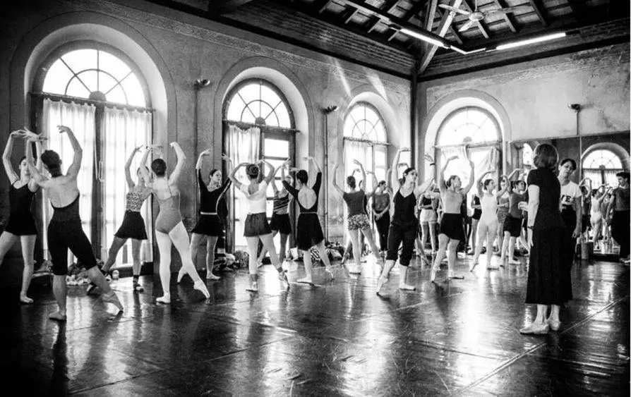 Lidia Segni y cuerpo de baile. Cortes�a