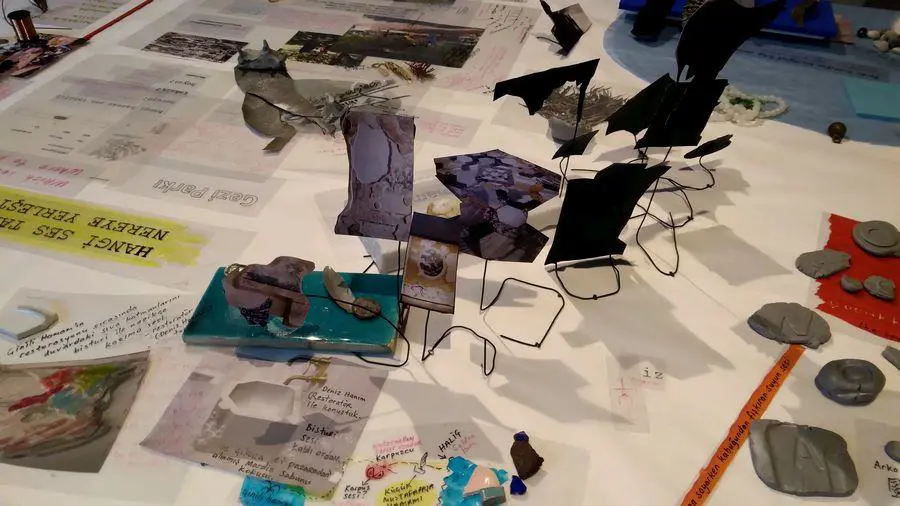 Elif �ner y Evrim Kavcar, emDictionary of Sensitive Sounds/em, 17� Bienal de Estambul, 2022 � Eduardo Cruces