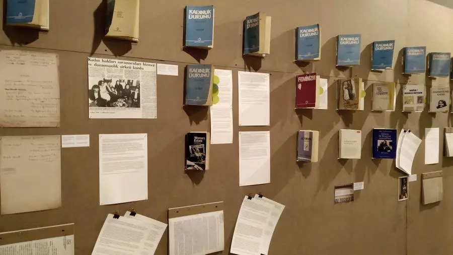Merve Elveren y �a?la �zbekem: In Time / On ground,/em 17� Bienal de Estambul, 2022 � Eduardo Cruces