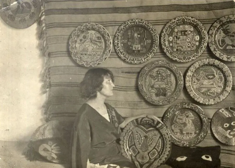 Josefina posando en el interior de su casa, Manises, ca. 1935. Positivo en gelatina de plata � AECID