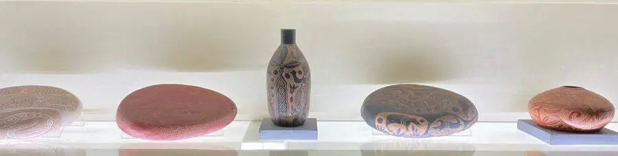 Piezas de la serie payagu�. Detalle de la vitrina museo Juli�n de la Herrer�a � Mar�a Blanco, 2021