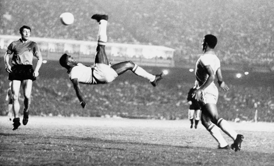 La &ldquo;chilena&rdquo; de Pel�, durante el encuentro de Brasil y B�lgica en el Estadio Maracan� (1965). Cortes�a