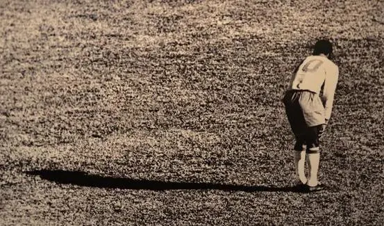 Pel� sale lesionado del campo de juego en Chile durante el partido contra Checoslovaquia, en el Mundial de 1962. Foto de Alberto Ferreira