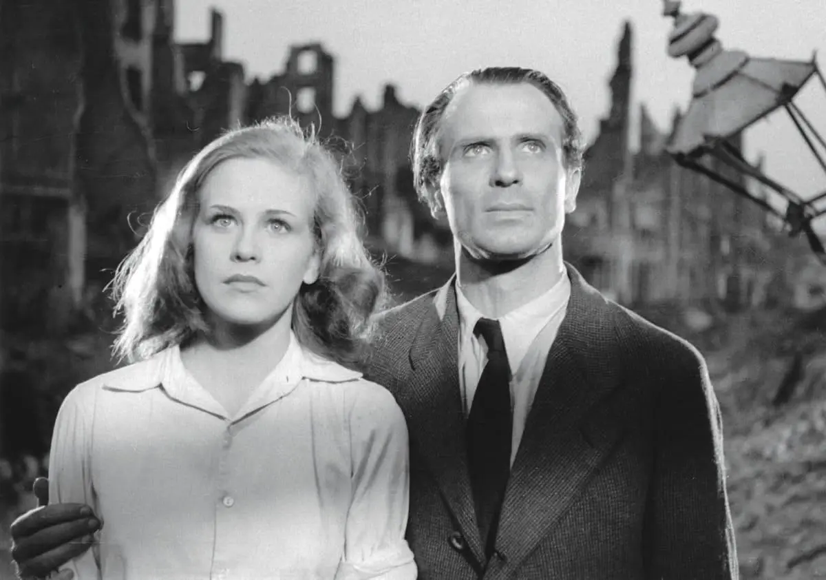 emLos asesinos est�n entre nosotros/em (1946), filme que form� parte del cicloem Juicios y desjuicios/em. Cortes�a
