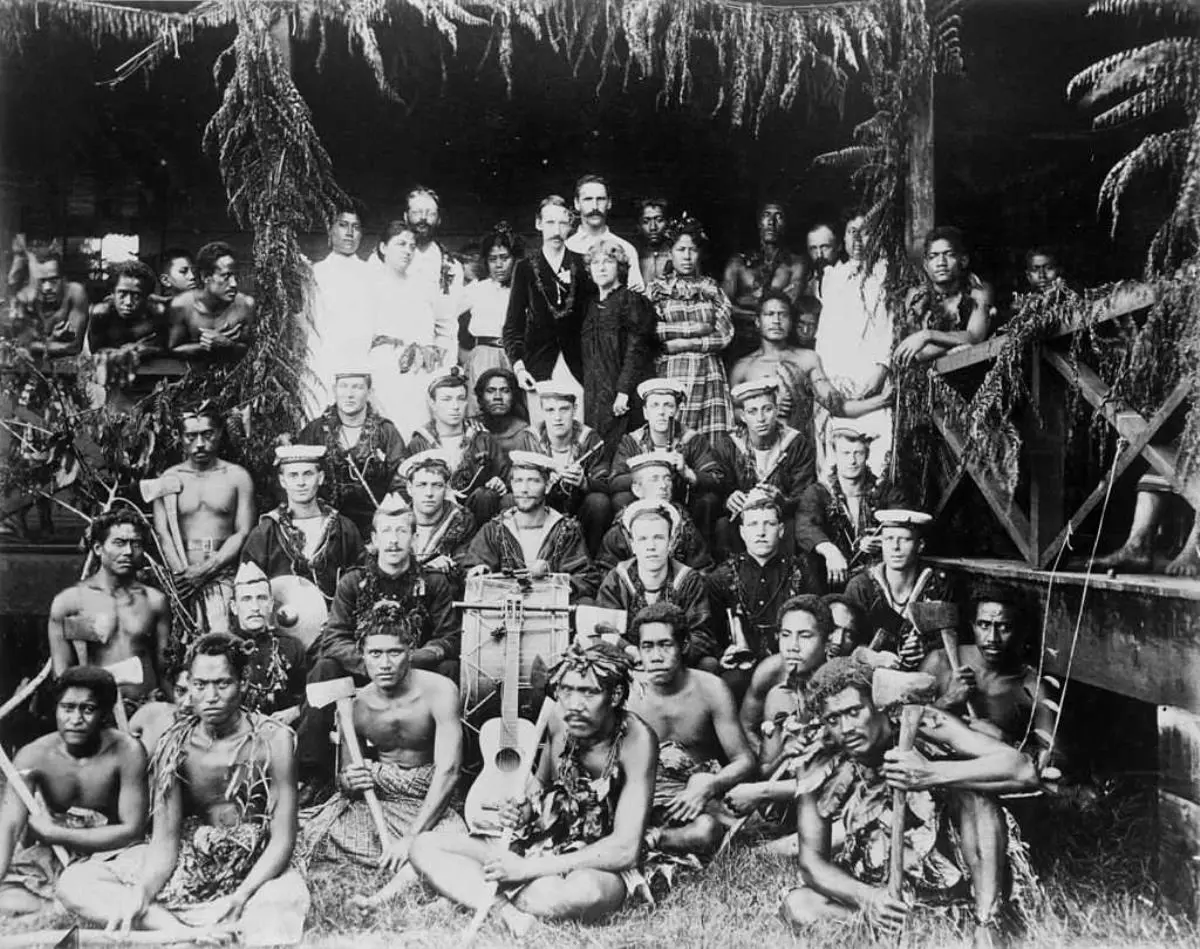 Robert Louis Stevenson, su familia y samoanos, en Vailima, fotografiados en 1890 por Alfred Tattersall. Cortes�a
