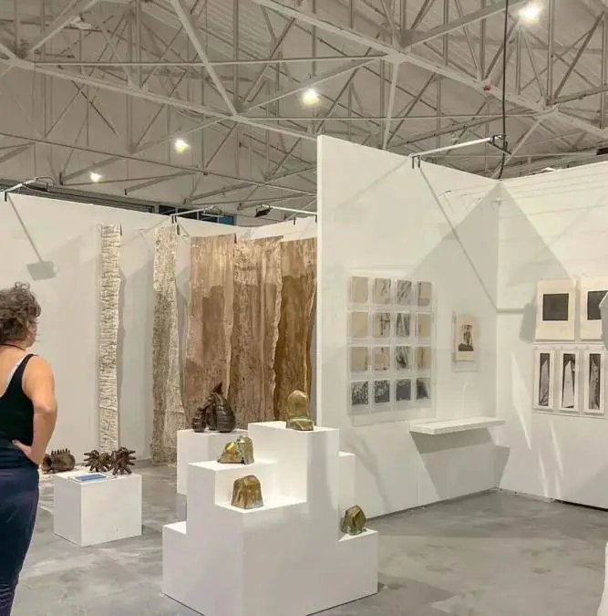 Los stands contiguos de Art�stica Espacio de Arte (izquierda) y Viedma Arte (derecha). Cortes�a
