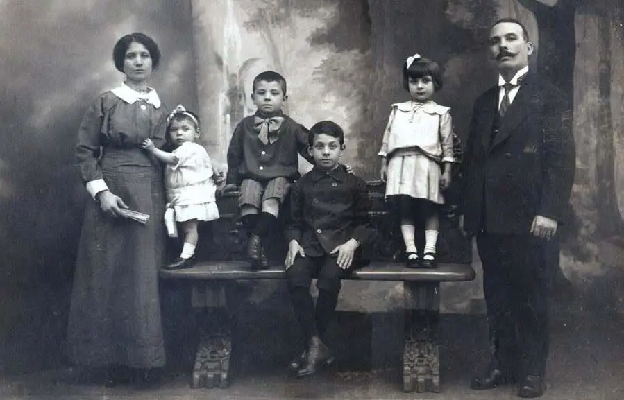 Familia paraguaya en estudio fotográfico © Paraguay de antes. Cortesía