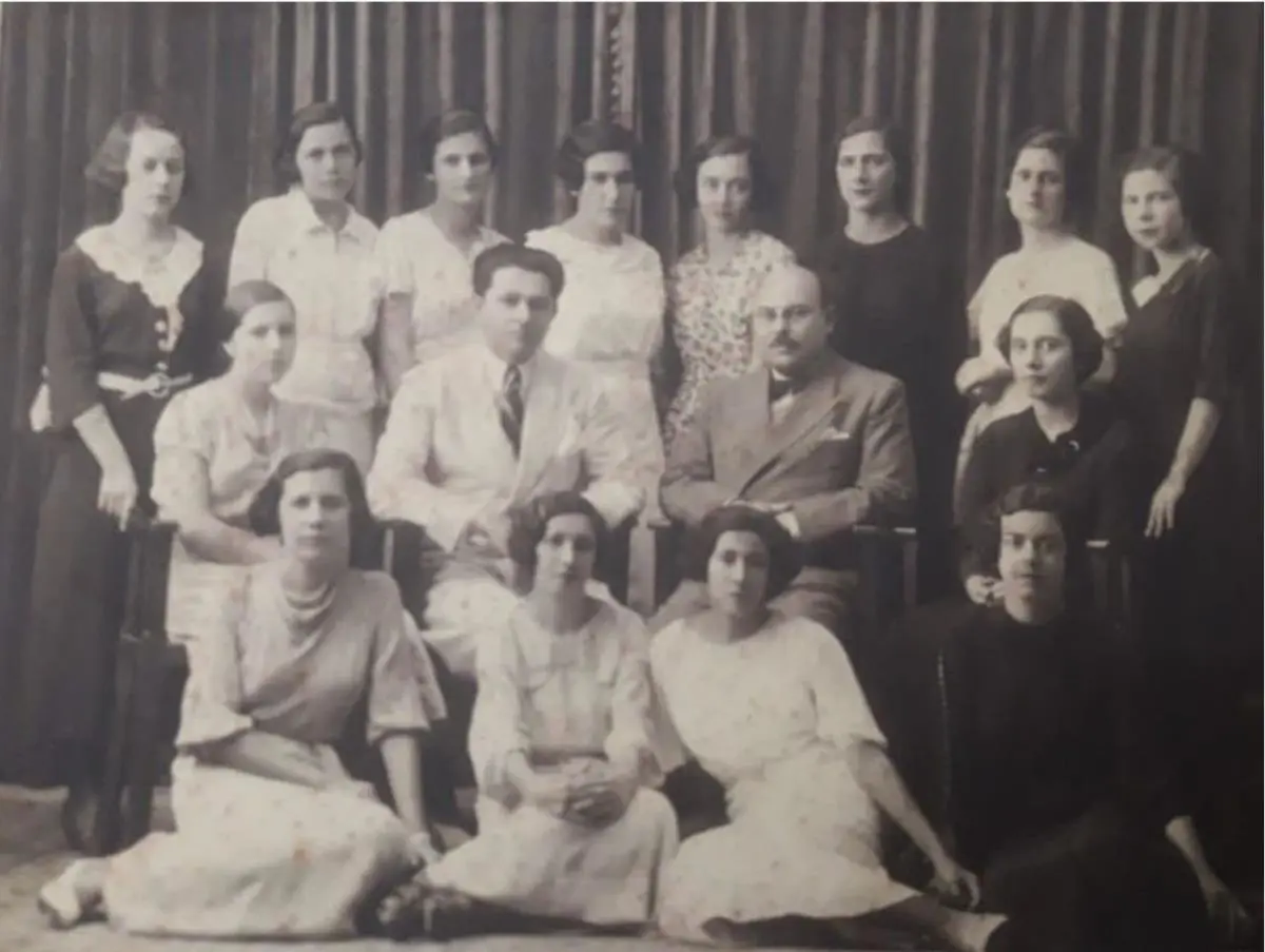 Manuel Riquelme (en el centro, a la derecha) junto al ministro Justo Prieto y, posiblemente, alumnas del curso de Secretariado anexo a la Escuela Normal de Profesores, creado en 1932. Observador agudo de las relaciones entre educaci�n y condiciones sociales, Riquelme propuso, a�os antes, en 1917, la creaci�n de un Instituto del Ni�o, iniciativa que no prosper�. Acervo Arnaldo Mart�nez Prieto. Cortes�a